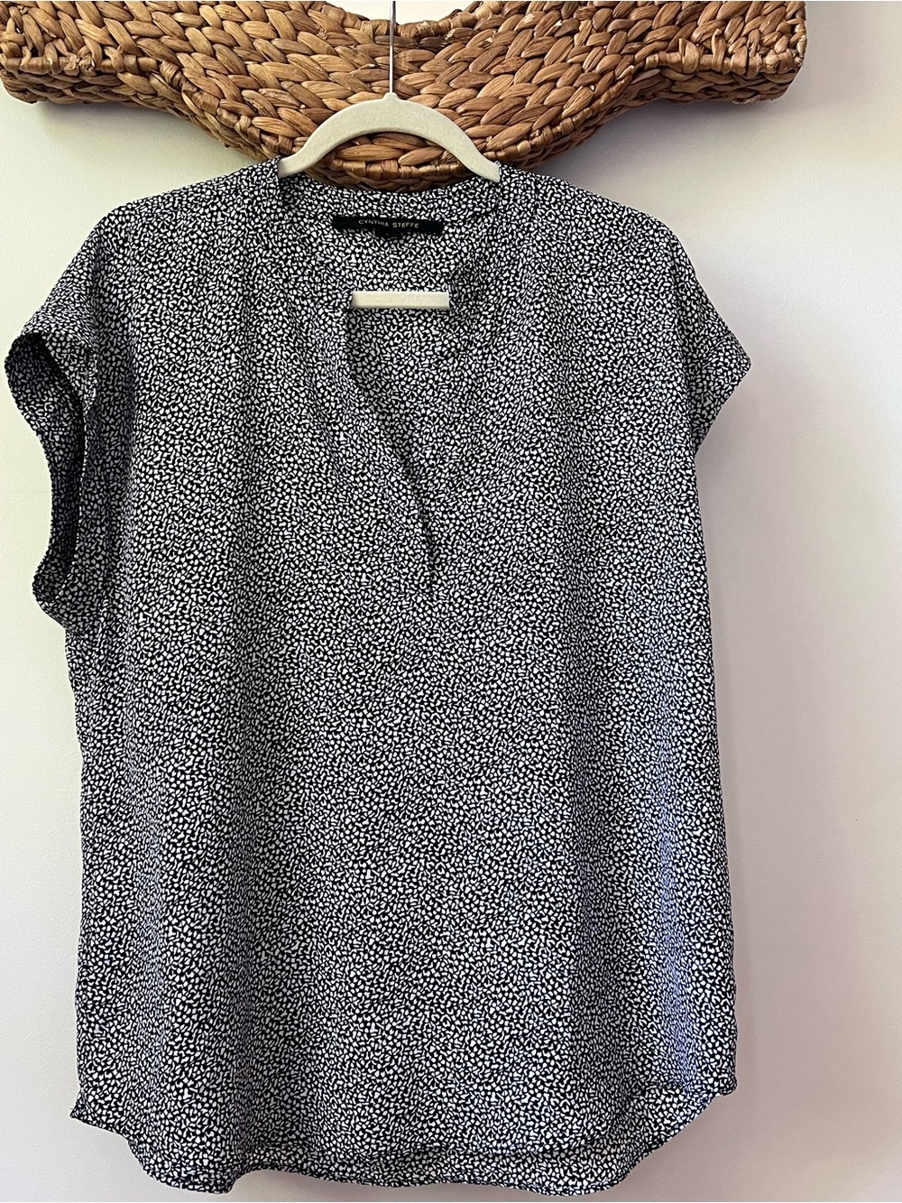 Cynthia Steffe Black White Abstract Print Blouse Top L